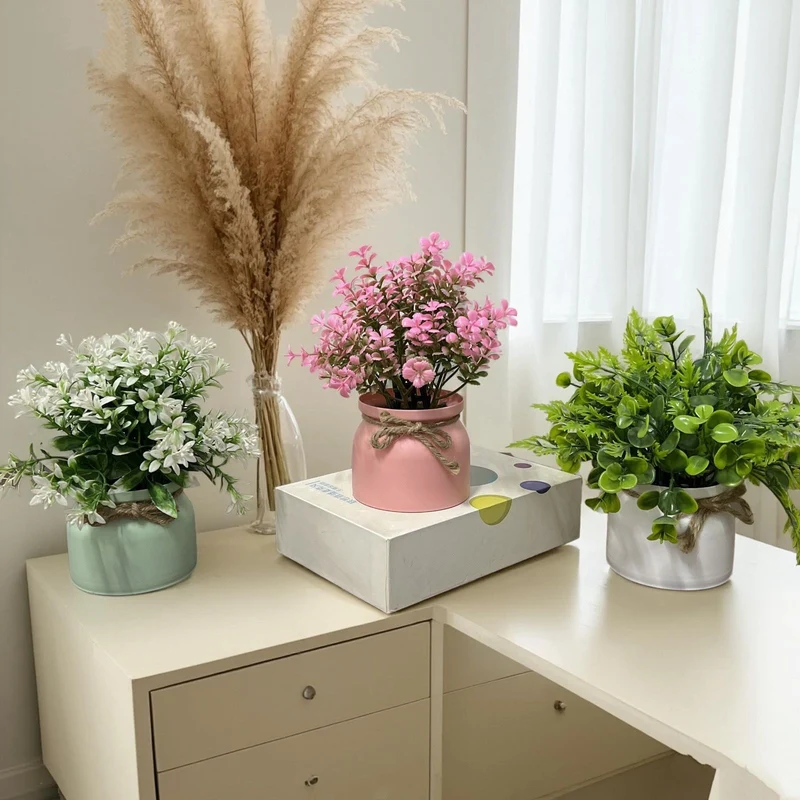 Künstlerisches Kunstblumenarrangement