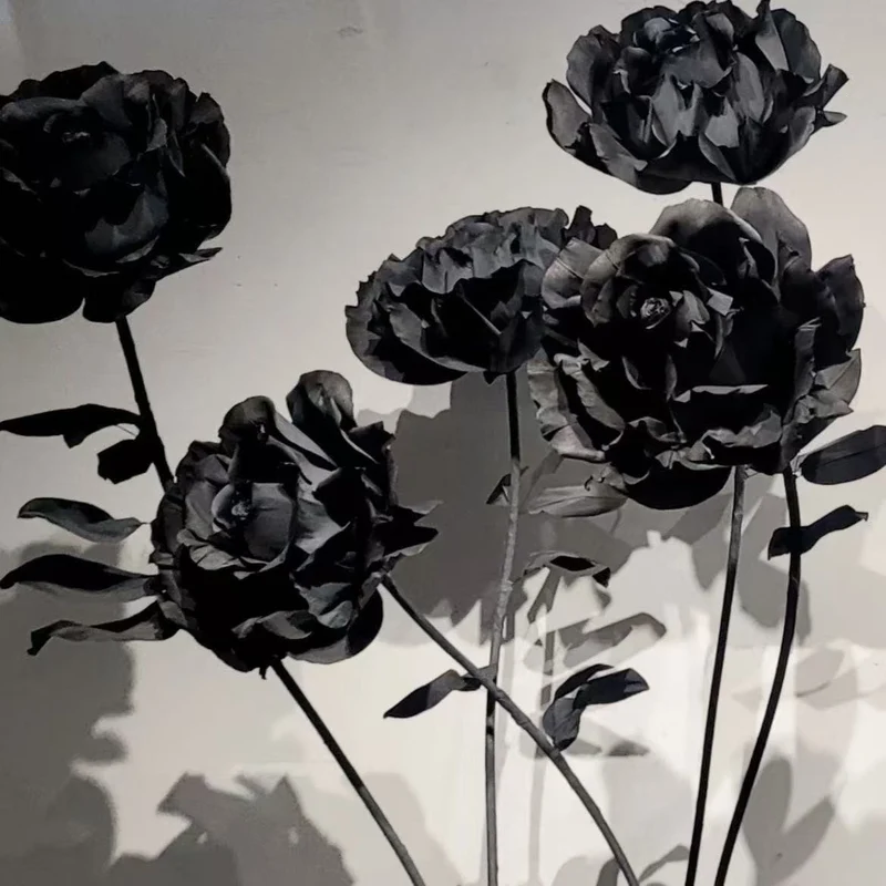 Künstlerische dekorative schwarze Rosen-Skulptur