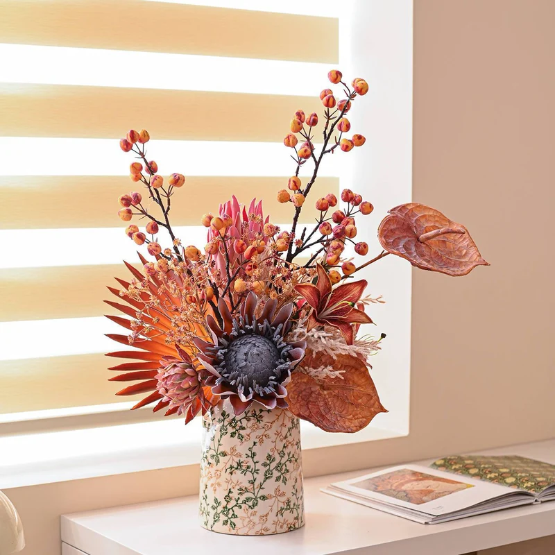 Künstlerisch gestaltetes Blumenarrangement