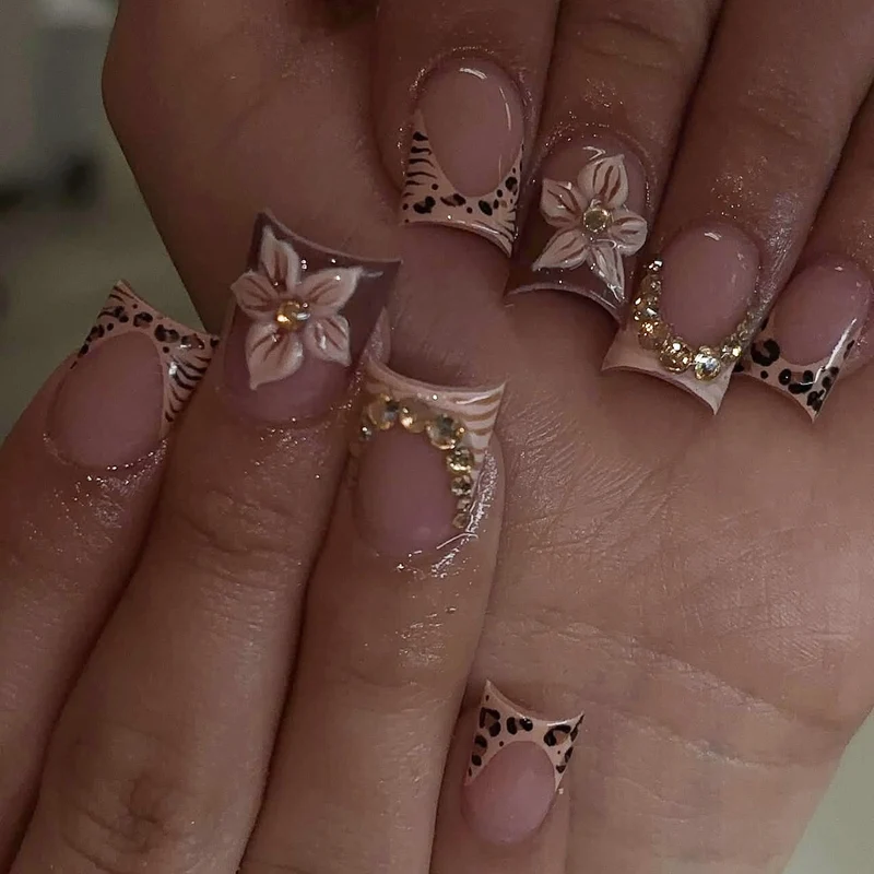 Künstlerisches blumeninspiriertes Press-On-Nagelset Karnz