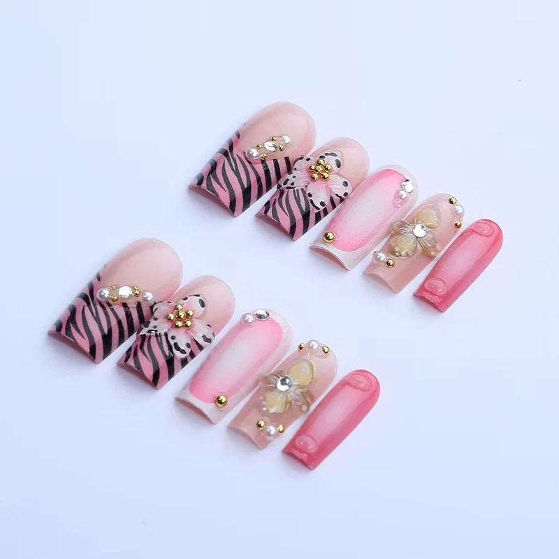 Künstlerische Blumen- und Zebra-Print Press-On Nägel Karnz