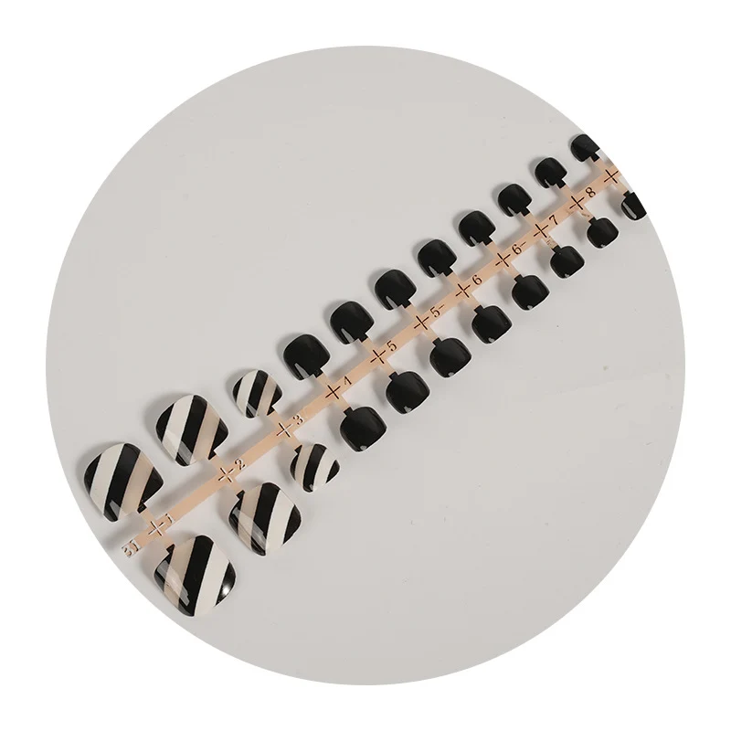 Stylisches Press-On-Nagelset mit gestreiftem Design Karnz