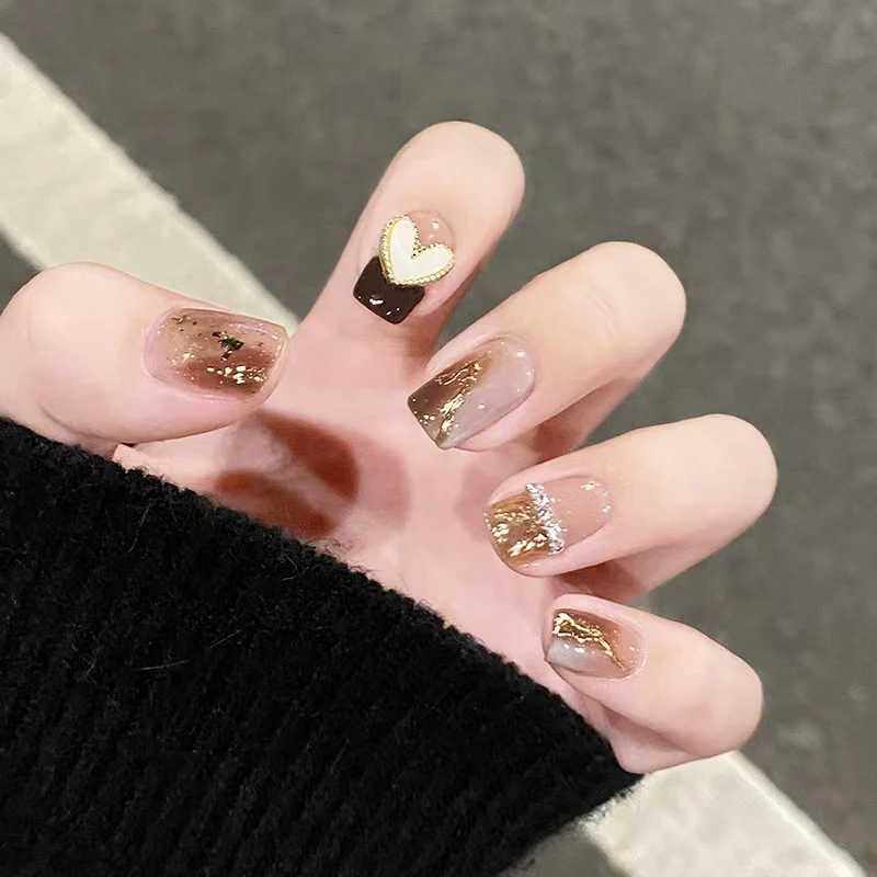 Stilvolles Press-On-Nagel-Set mit Glitzer und Herzdesigns Karnz