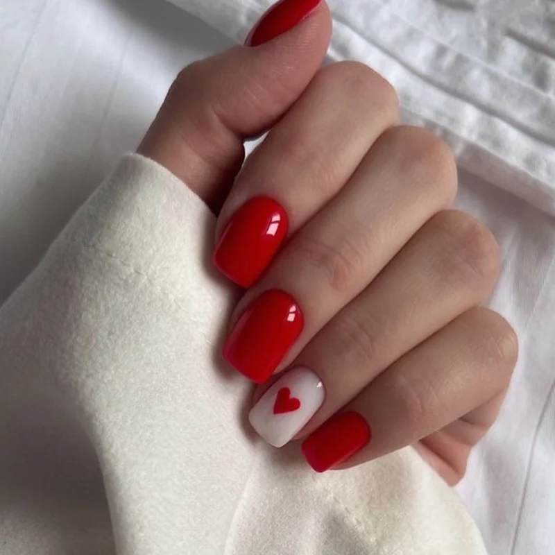 Stylisches Herzdesign Press-On Nagelset Karnz