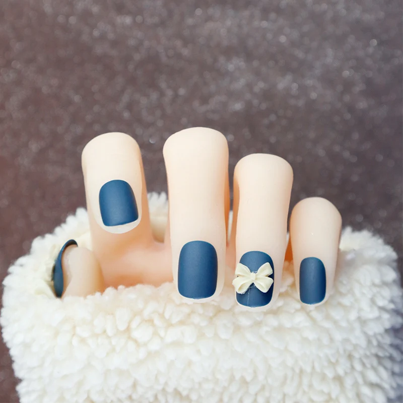 Stylisches dekoratives Press-On Nagelset Karnz