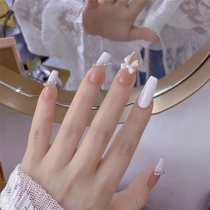 Premium Dekorative Press-On Nagelset mit Strassakzenten Karnz