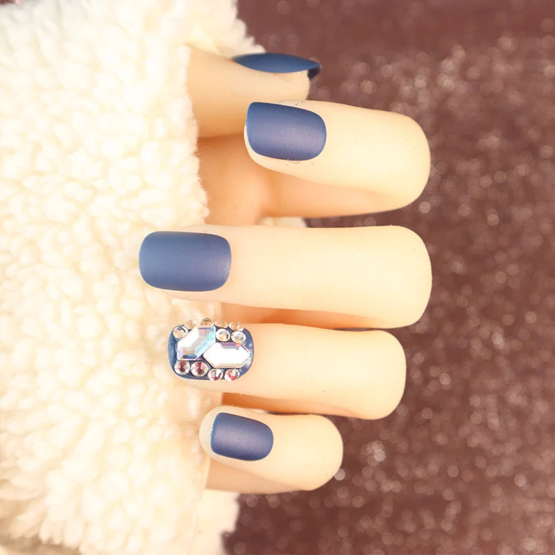 Matte Press-On Nagelset mit Strass-Akzenten Karnz