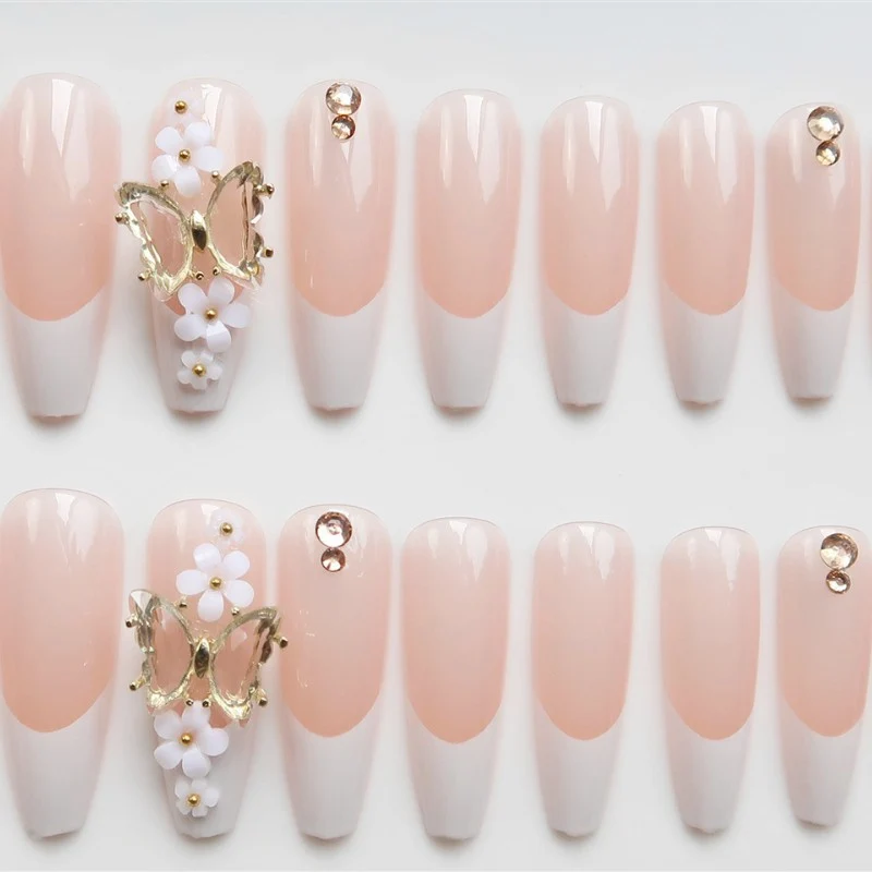 Luxus Press-On Nagelkunst mit floralen Akzenten Karnz