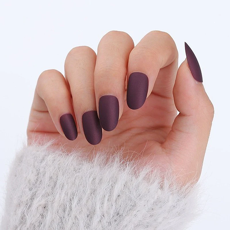 Luxuriöses Mattes Press-On Nagelset Karnz