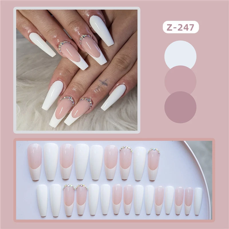 Luxuriöse lange Stiletto Press-On Nägel mit Strass-Accents Karnz