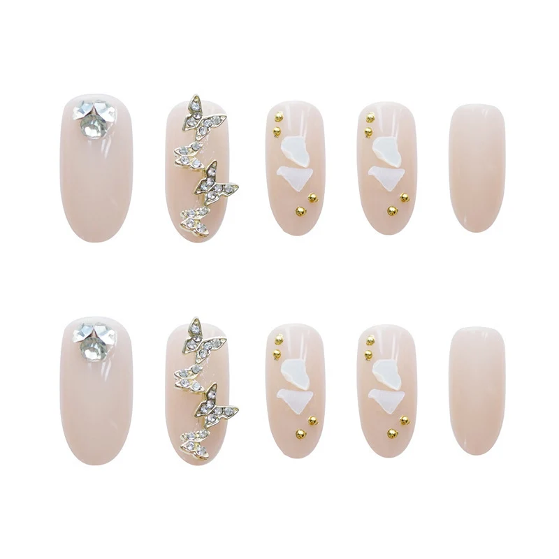 Luxuriöse dekorative Press-On Nagelkunst mit Edelsteindetails Karnz