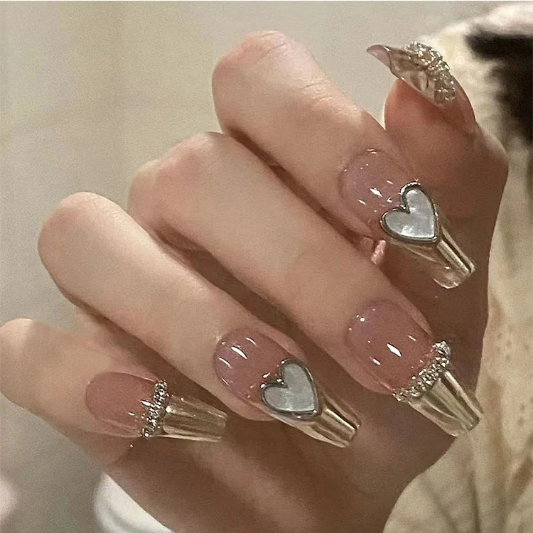 Herzförmiges Glam Press-On Nagelset Karnz
