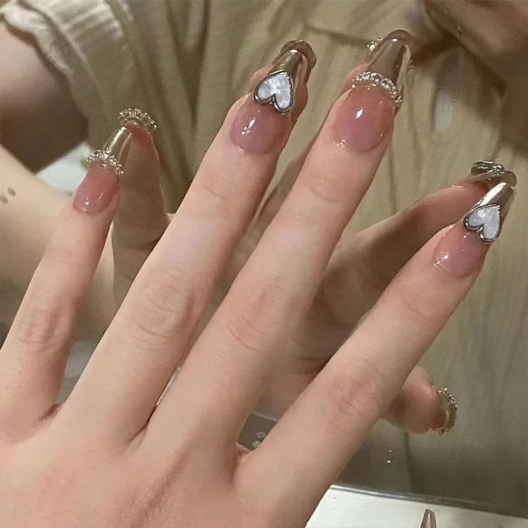 Herzförmiges Glam Press-On Nagelset Karnz