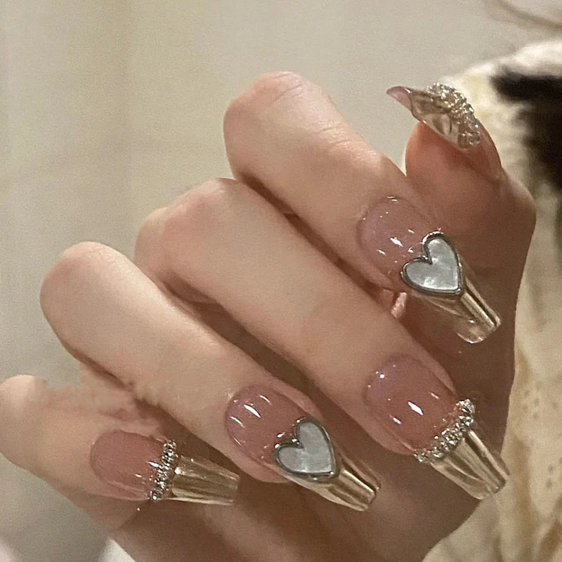 Herz-verzierte Press-On Nagelkunst Karnz
