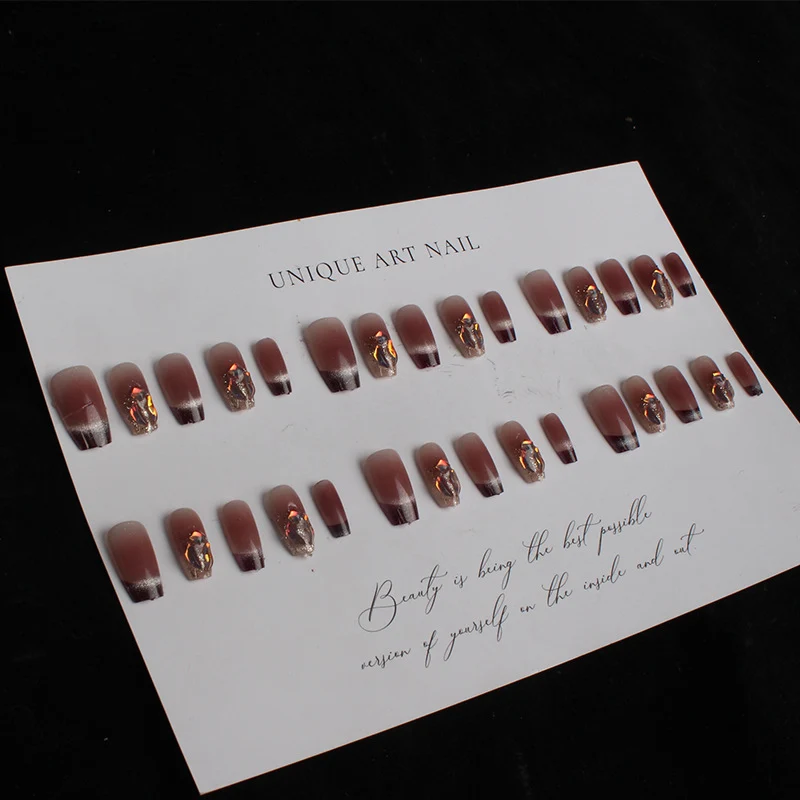 Glänzendes Gradient Press-On Nagelkunstset mit dekorativen Akzenten Karnz