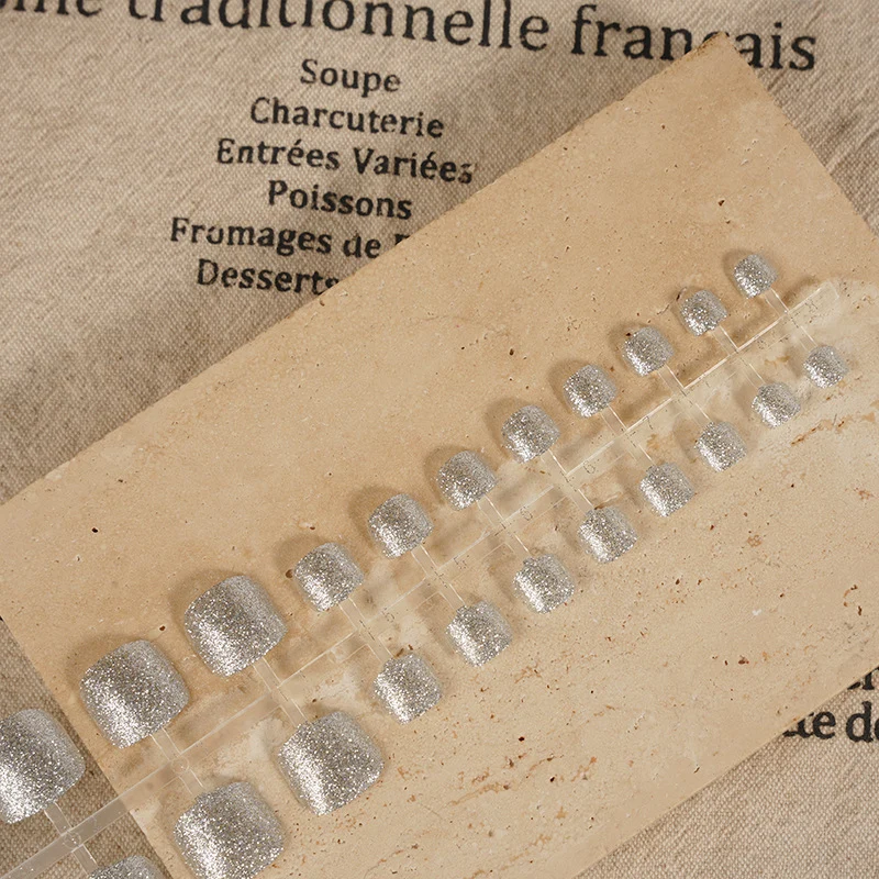 Glitzernde Press-On Fußnagelkunst Karnz
