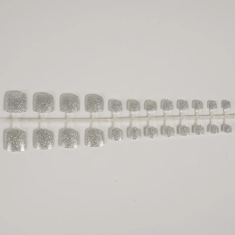 Glitzernde Press-On Fußnagelkunst Karnz