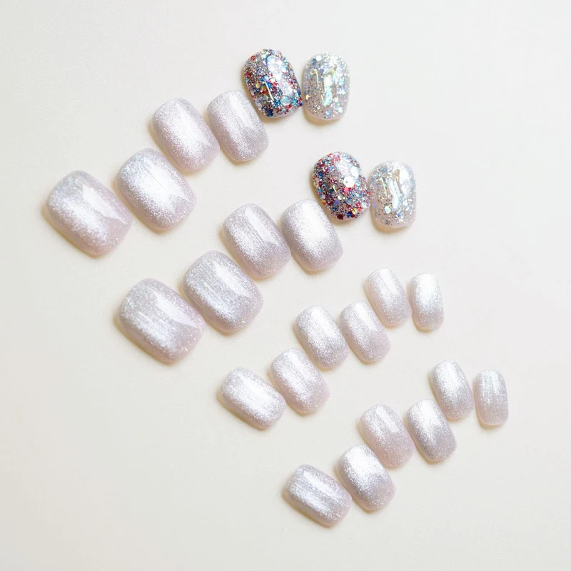 Glitzerndes Press-On Nagelset mit künstlerischem Foliendesign Karnz