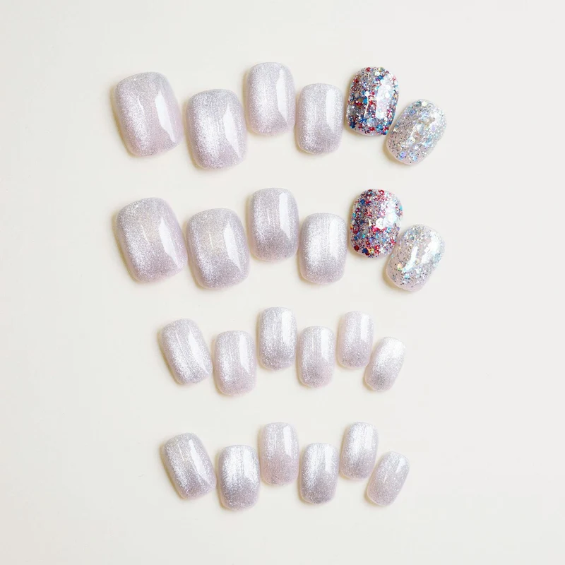 Glitzerndes Press-On Nagelset mit künstlerischem Foliendesign Karnz