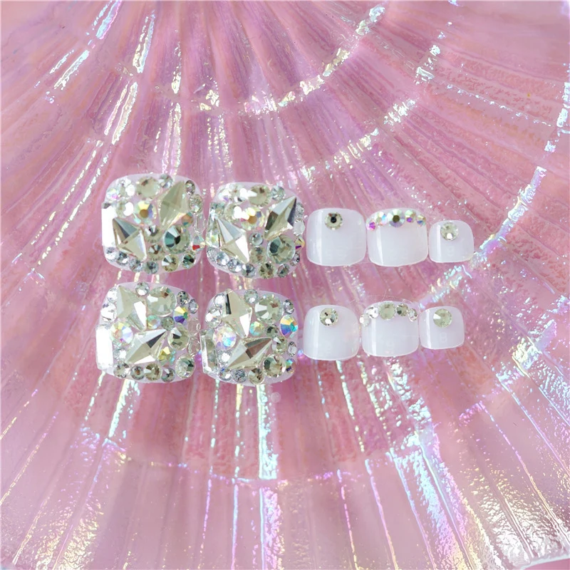 Glamouröse mit Strass verzierte Press-On Fußnägel Karnz