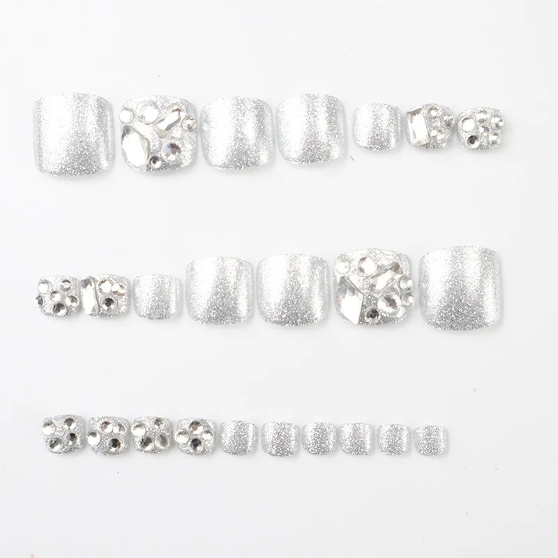 Glamouröse mit Strass besetzte Press-On Zehennagelkunst Karnz