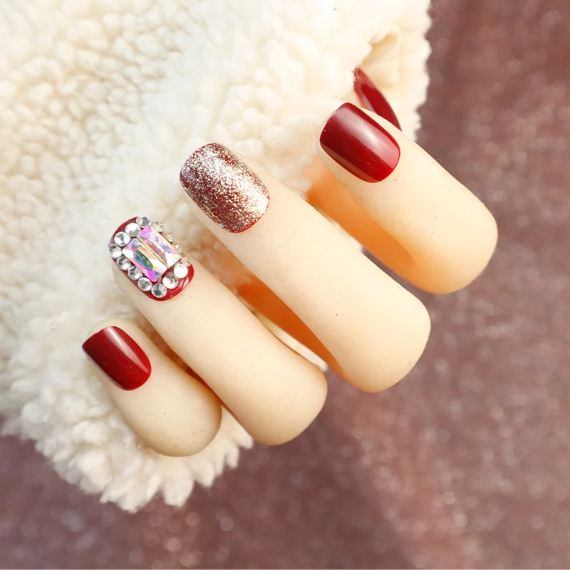 Glamouröses Press-On Nagelset mit Glitzer und Strassakzenten Karnz