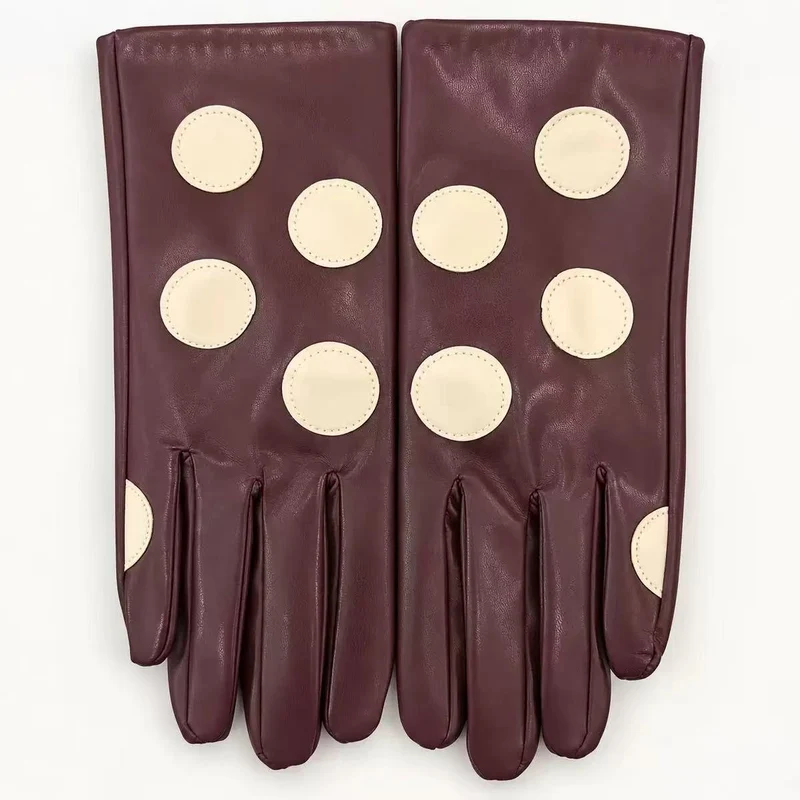 Stilvolle Leder-Touchscreen-Handschuhe mit gepunkteten Akzenten Karnz