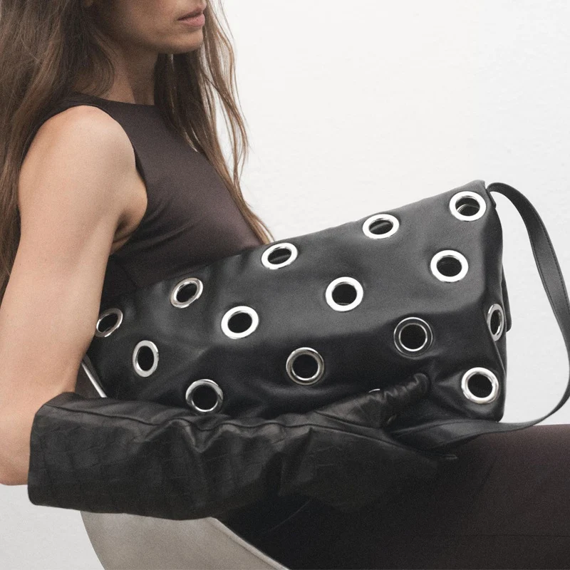 Ösen Akzentierte Schultertasche