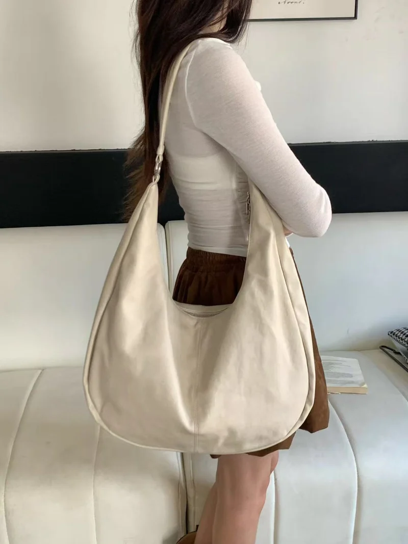 Lässige Wildleder-Schultertasche