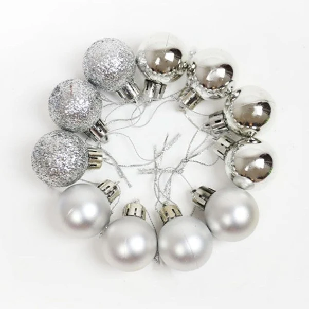 Glitzernde Weihnachtsornamente Karnz
