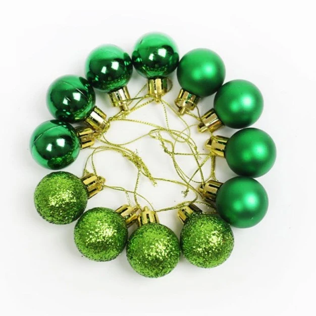 Glitzernde Weihnachtsornamente Karnz