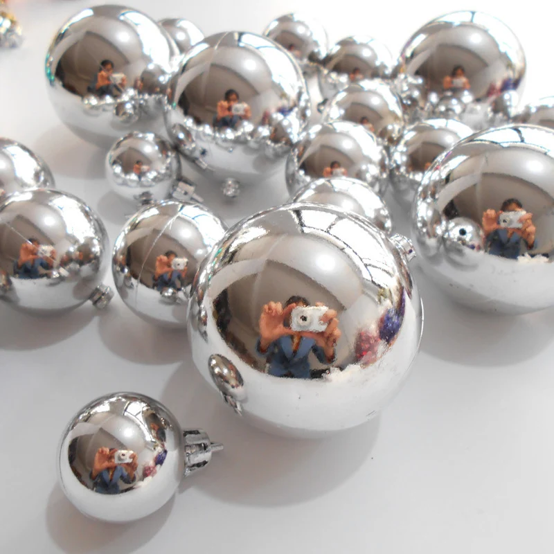 Glänzende dekorative Weihnachtsbaumkugeln Karnz