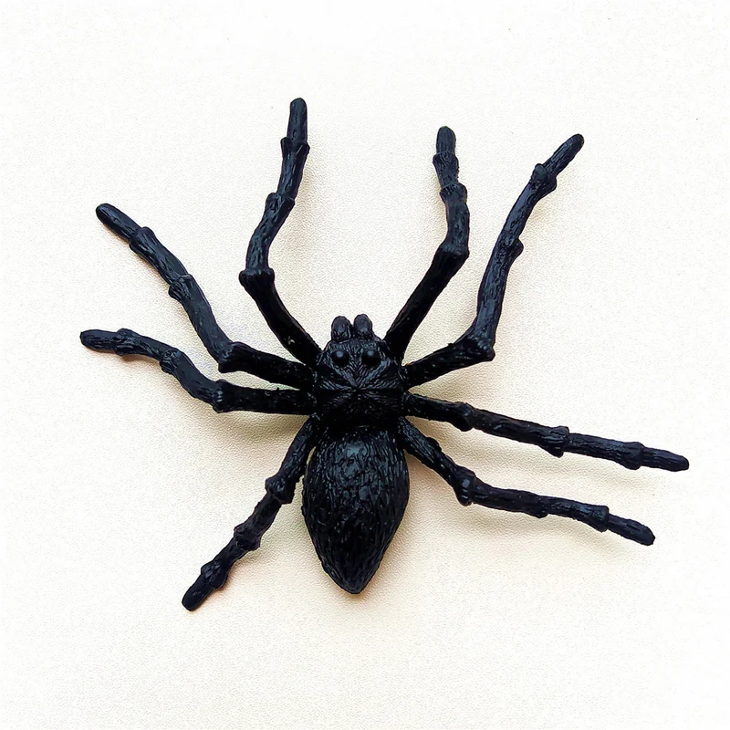 Realistische dekorative Spinnenfigur Karnz