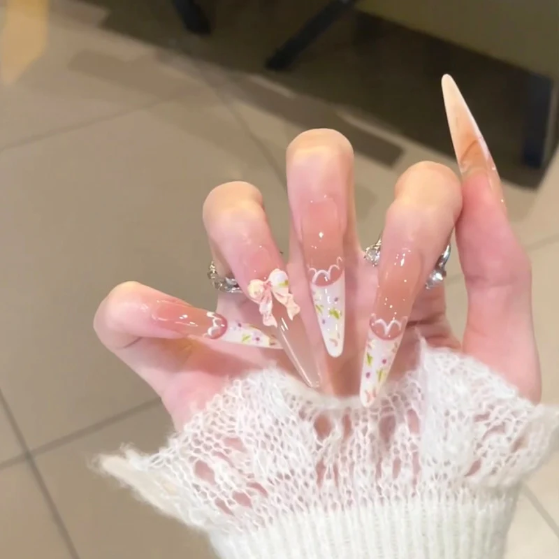 Künstlerische Nagelverlängerungen mit floralen Akzenten Karnz
