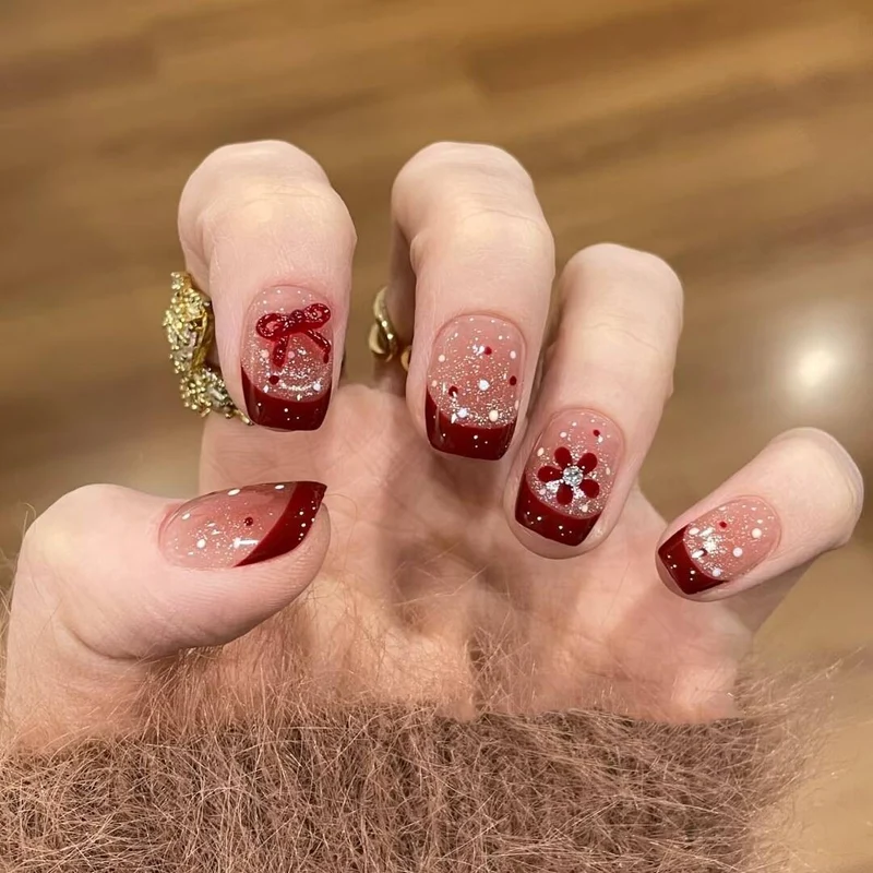 Künstlerische Nagelverlängerungen mit floralen Akzenten Karnz