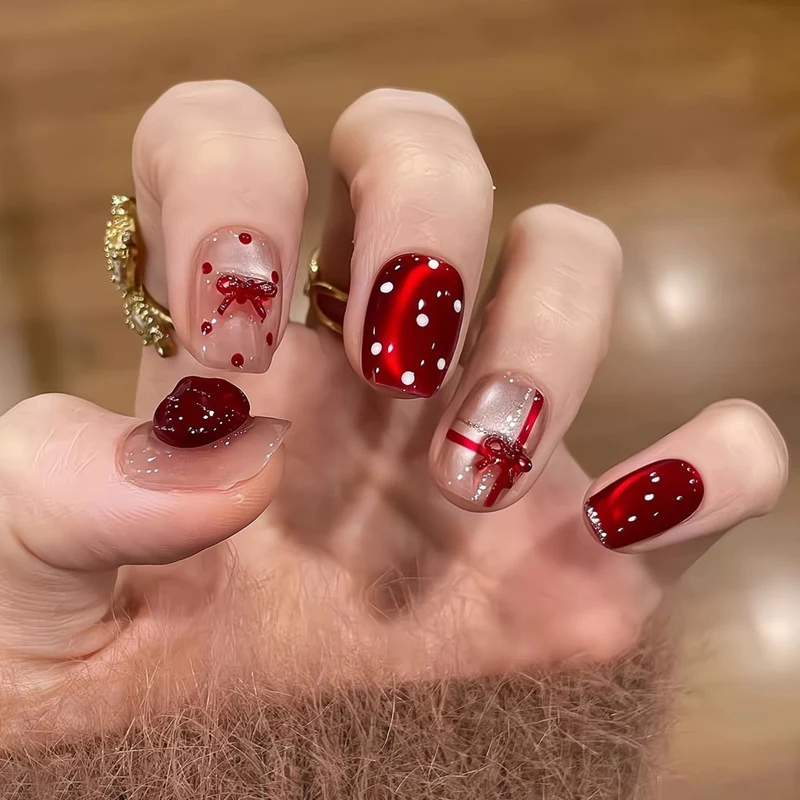 Künstlerische Nagelverlängerungen mit floralen Akzenten Karnz