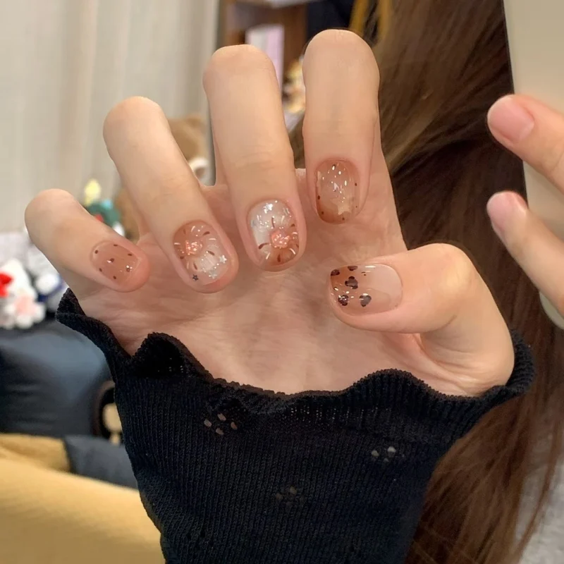 Künstlerische Nagelverlängerungen mit floralen Akzenten Karnz