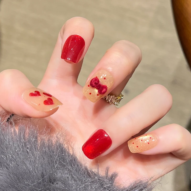 Künstlerische Nagelverlängerungen mit floralen Akzenten Karnz