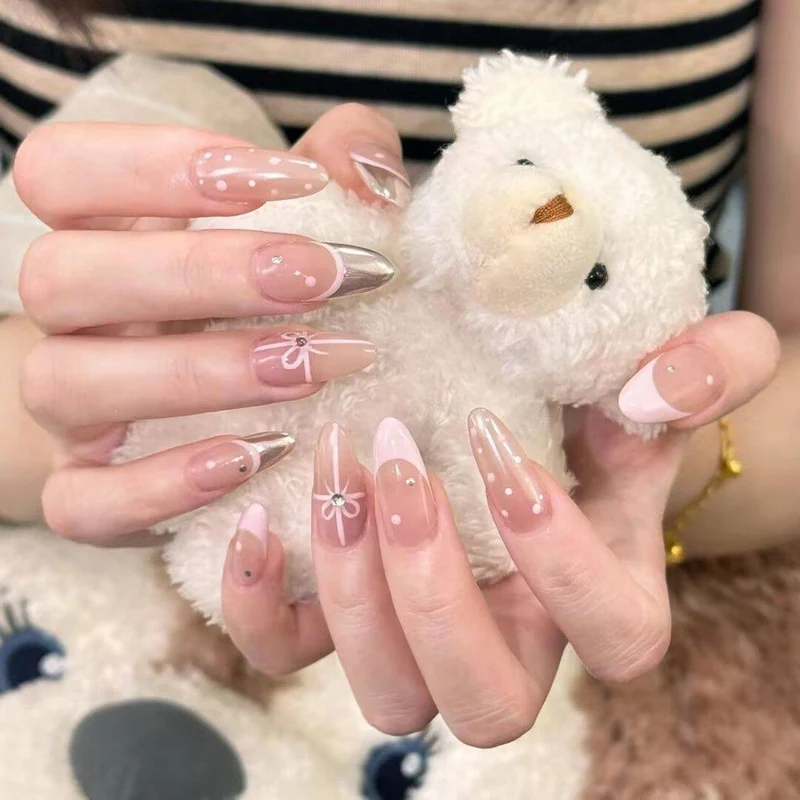 Künstlerische Nagelverlängerungen mit floralen Akzenten Karnz
