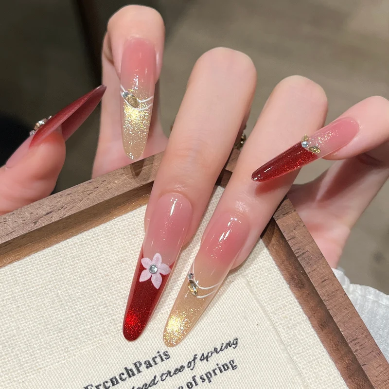 Künstlerische Nagelverlängerungen mit floralen Akzenten Karnz