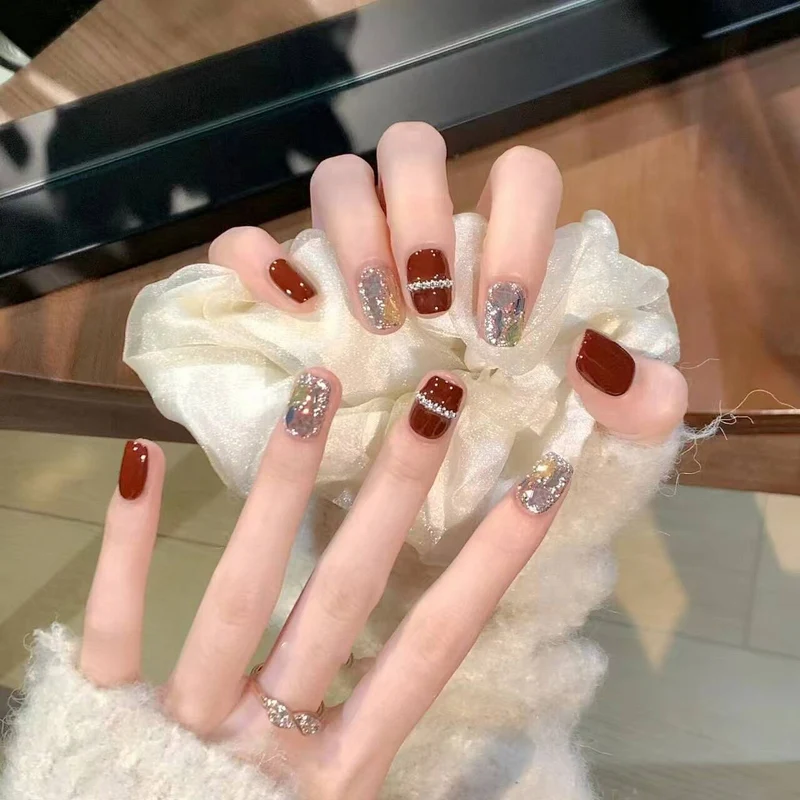 Künstlerische Nagelverlängerungen mit floralen Akzenten Karnz