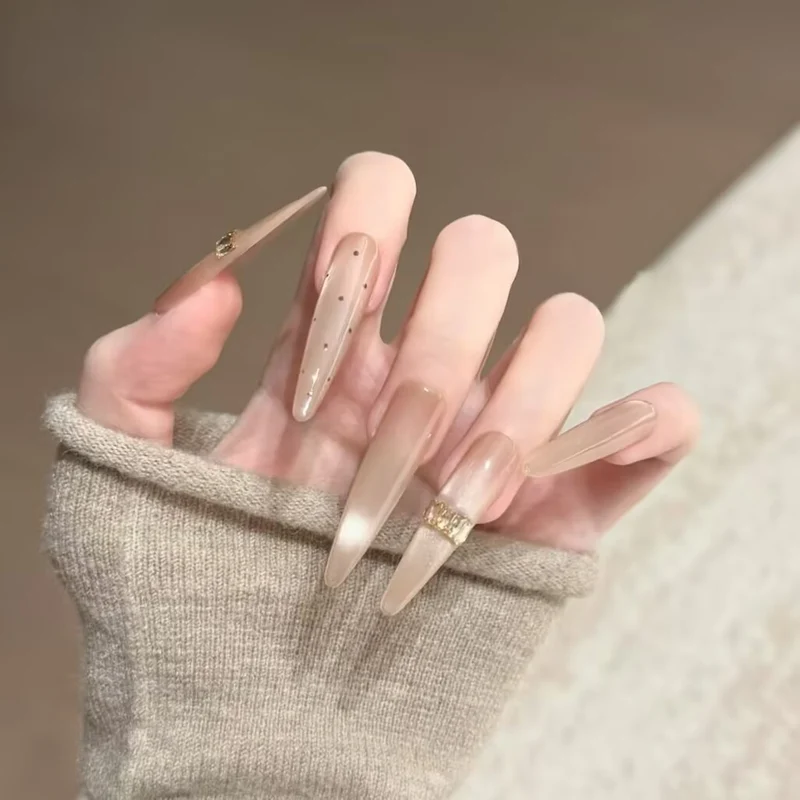 Künstlerische Nagelverlängerungen mit floralen Akzenten Karnz