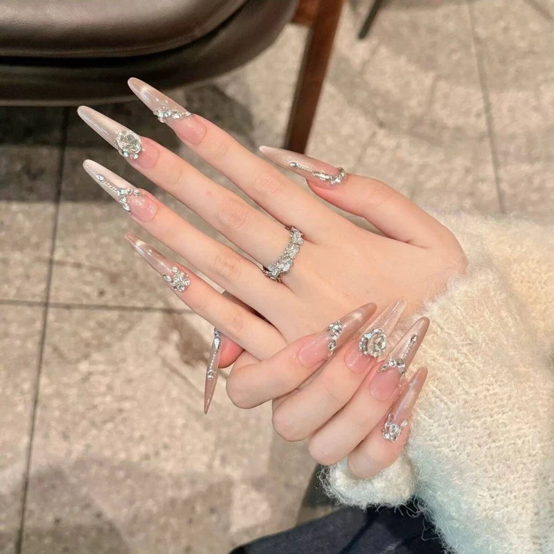 Künstlerische Nagelverlängerungen mit floralen Akzenten Karnz