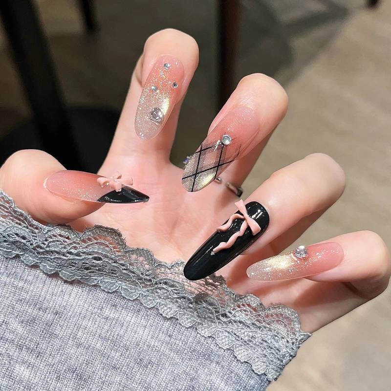 Künstlerische Nagelverlängerungen mit floralen Akzenten Karnz