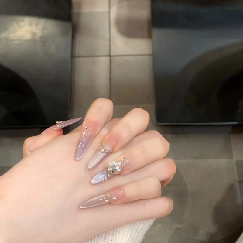 Künstlerische Nagelverlängerungen mit floralen Akzenten Karnz