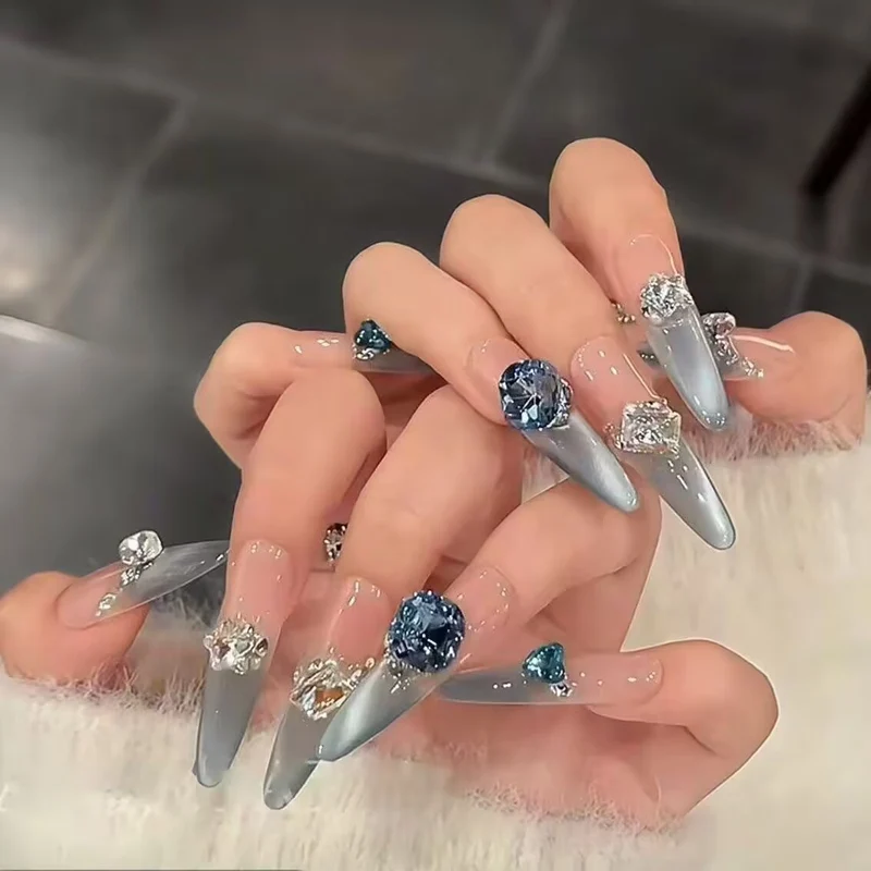 Künstlerische Nagelverlängerungen mit floralen Akzenten Karnz