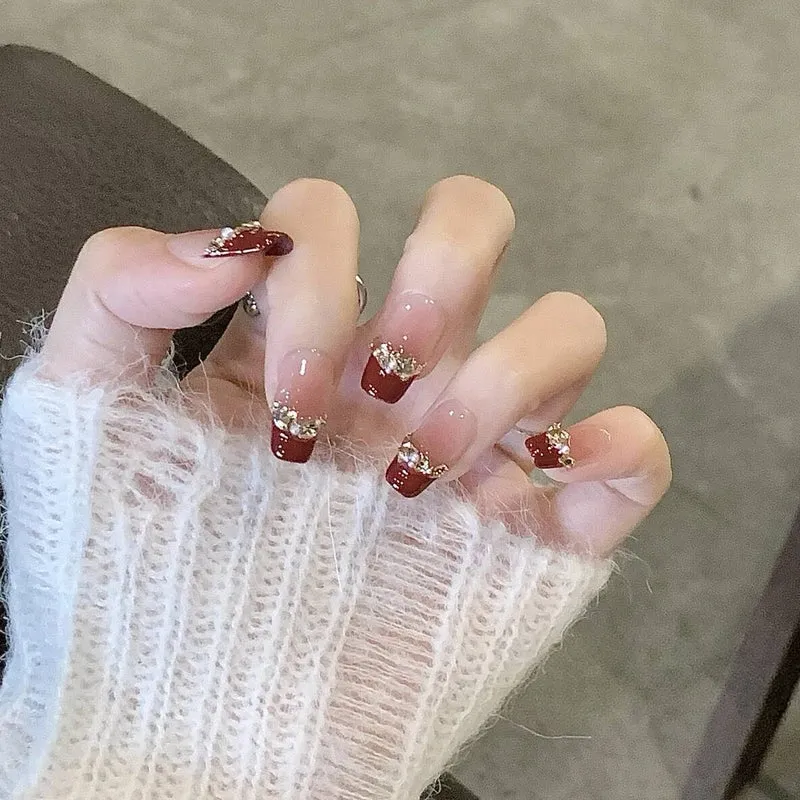 Künstlerische Nagelverlängerungen mit floralen Akzenten Karnz