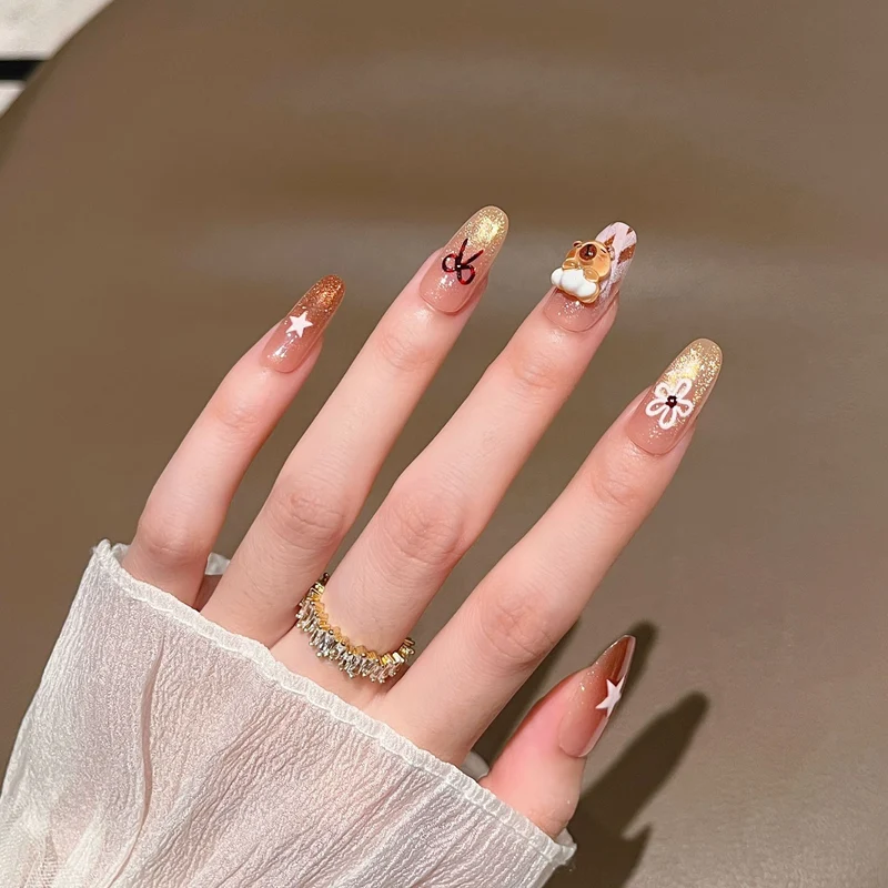 Künstlerische Nagelverlängerungen mit floralen Akzenten Karnz