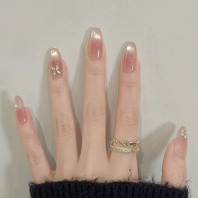 Künstlerische Nagelverlängerungen mit floralen Akzenten Karnz