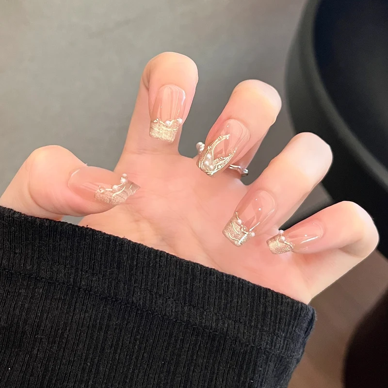 Künstlerische Nagelverlängerungen mit floralen Akzenten Karnz